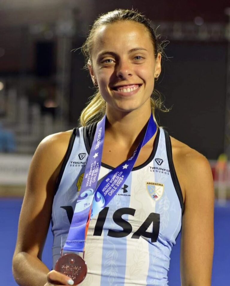 larsen con medalla sub campeona
