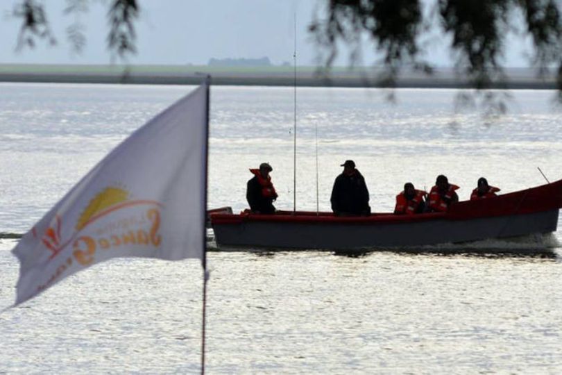 Puede ser una imagen de 6 personas, personas pescando, kayak y texto